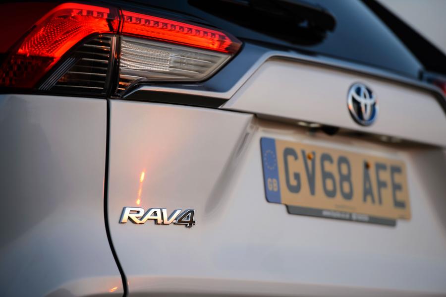 Детали экстерьера Toyota RAV4 Hybrid 2019 года  (UK) (фото 38 из 40)